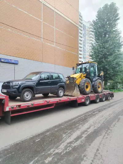Фото Экскаватор-погрузчик и легковой автомобиль